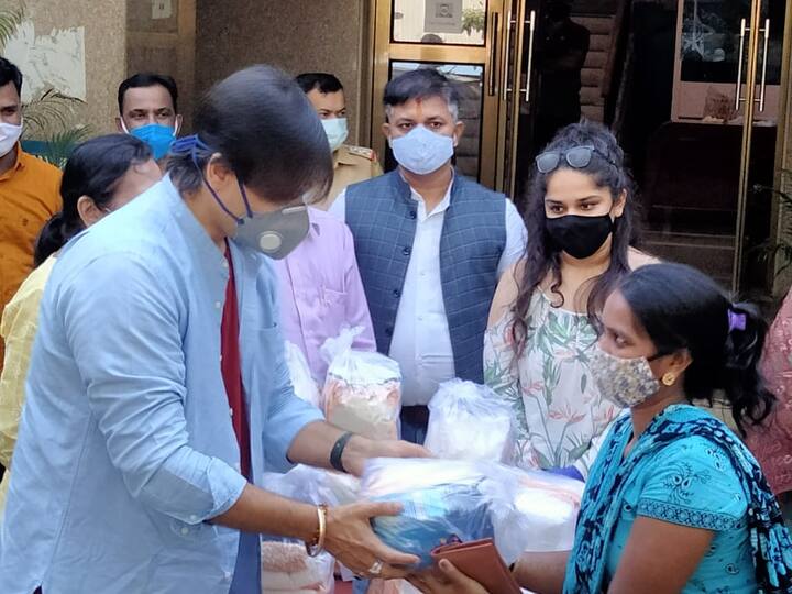 इस दौरान विवेक ओबेरॉय ने जरूरतमंदों से उनका हाल-चाल भी जानने की कोशिश की.