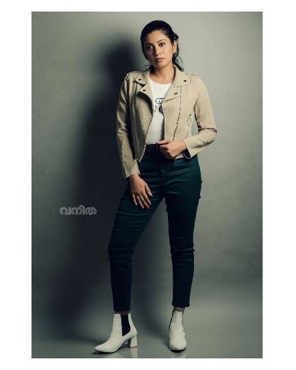 கரட்டு காட்டுக்குள்ள மொளச்ச நெல்ல போல மொரட்டு நெஞ்சுக்குள்ள முட்டி வந்து மொளச்ச!