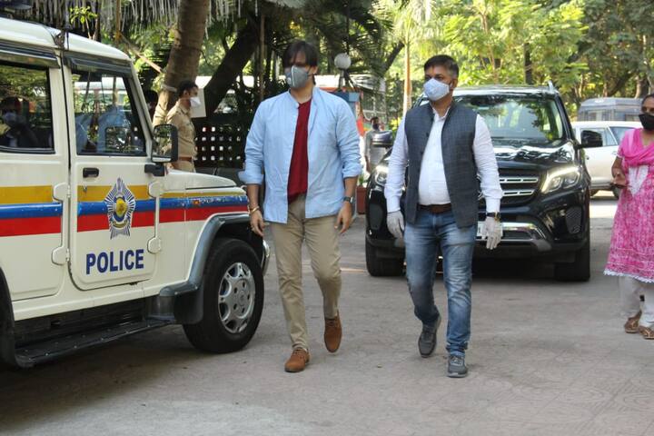 अनाज वितरण के इस आयोजन के बाद विवेक ओबेरॉय ने किसी भी तरह की कोई भी टिप्पणी करने से मना करते हुए कहा कि वे इस संबंध में कुछ नहीं कहना चाहेंगे.