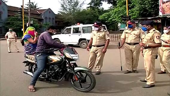 Nashik Lockdown : नाशिकमध्ये कडक लॉकडाऊन; विनाकारण फिरणाऱ्या महाभागांवर पोलिसांची कारवाई