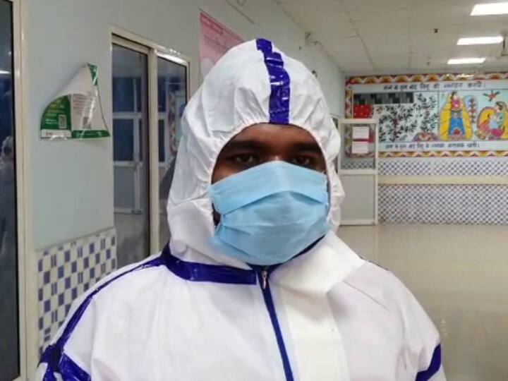 Nephew picks up his uncle body by wearing PPE kit in Muzaffarpur and Hospital made death certificate on plain paper ann बिहारः PPE किट पहनकर भतीजे ने उठाया चाचा का शव, अस्पताल ने सादे कागज पर बना दिया डेथ सर्टिफिकेट