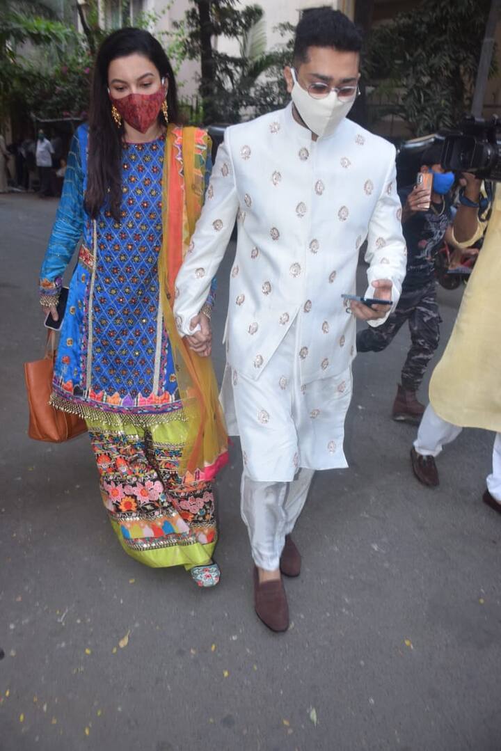 गौहर खान पति ज़ैद दरबार के साथ भी आज स्पॉट हुईं जहां वो मल्टी कलर शरारे में दिखीं और यकीन मानिए गौहर बेहद ही खूबसूरत नज़र आ रही थीं. ईद के लिए इससे परफेक्ट ड्रेस और हो ही नहीं सकती. (फोटो - सोशल मीडिया)