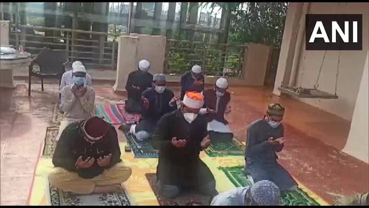 ईदचा सण म्हणजे आनंद आणि उत्साहाचा सण होय. इस्लाममध्ये पवित्र समजल्या जाणाऱ्या रमजान महिन्याचा शेवट या ईदने होतो. जगभरात हा सण मोठ्या उत्साहात साजरा केला जातोय. या दिवशी लोक एकमेकांना शुभेच्छा देतात आणि एकमेकांसाठी प्रार्थना करतात.