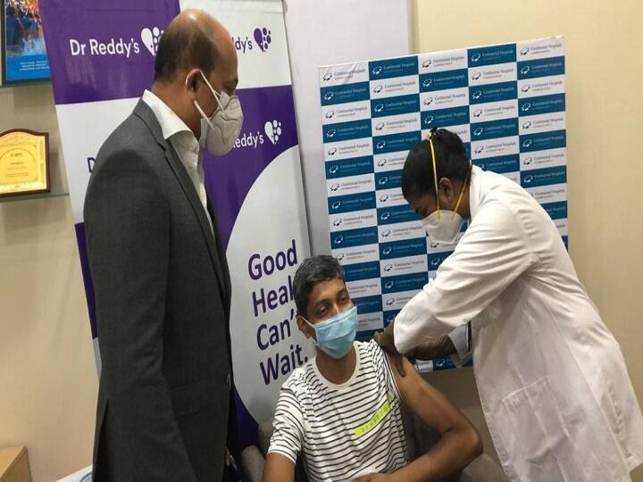 Sputnik V Vaccine: இந்தியாவில் முதல் டோஸ் ஸ்புட்னிக் வி தடுப்பூசி செலுத்தப்பட்டது! Imported Sputnik V Vaccine administered To Cost Rs 995 Per Shot, Made In India Dose To Be Cheaper Sputnik V Vaccine: இந்தியாவில் முதல் டோஸ் ஸ்புட்னிக் வி தடுப்பூசி செலுத்தப்பட்டது!