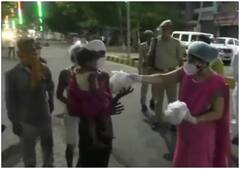 जरूरतमंदों को ईदी बांटकर जालौन की डीएम ने अल्पसंख्यक समुदाय से लिया यह वचन