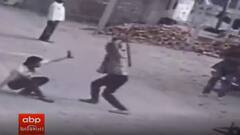 Surat: પૈસાની લેતીદેતીમાં એક વ્યક્તિએ લાકડાના ફટકા મારી બે જણાને કર્યા લોહીલુહાણ, જુઓ CCTV