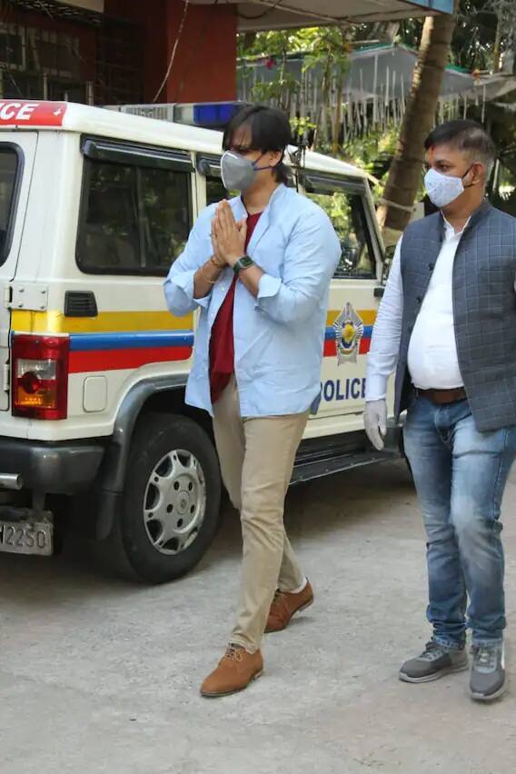 મુંબઇના જુહૂ પોલીસ સ્ટેશનના પરિસરમાં તેને લૉકડાઉનથી પરેશાન ગરીબ અને જરૂરિયાત મંદ લોકોને અનાજ વહેંચવા માટે આમંત્રિત કરવામાં આવ્યો હતો, આ સમયે તે ખુશી ખુશી ત્યાં પહોંચ્યો હતો.