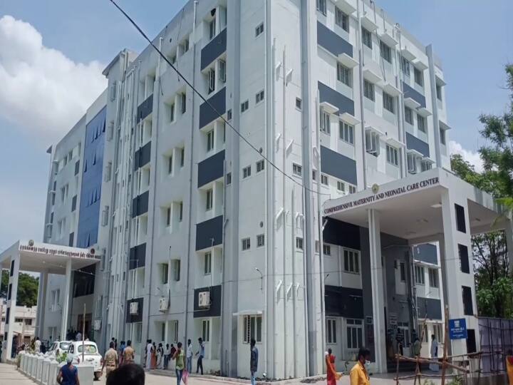 Doctor who attacked the relative of corona virus patient கொரோனா நோயாளியின் உறவினரை தாக்கிய மருத்துவர்; சமூக வலைத்தளங்களில் வைரலாகும் வீடியோ!