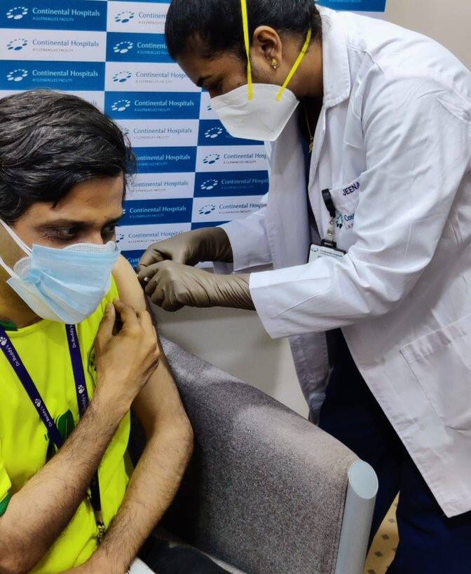 first jab of the Sputnik V vaccine in Hyderabad takes Deepak Sapra देश में पहली बार लगी विदेशी कोरोना वैक्सीन, जानें किसने लिया स्पुतनिक V वैक्सीन का पहला डोज