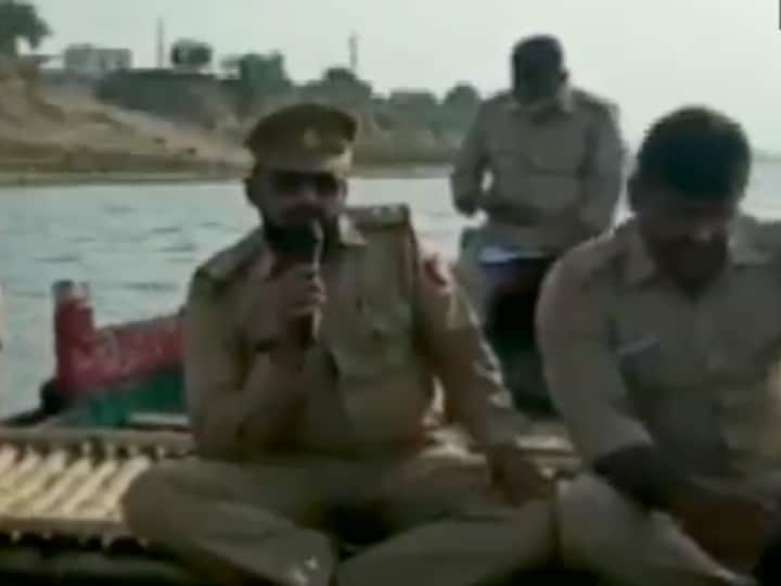 गाजीपुर: नाव के जरिए पुलिस की गश्ती, लोगों से अपील- किसी भी हाल में गंगा नदी में शवों को न बहाएं