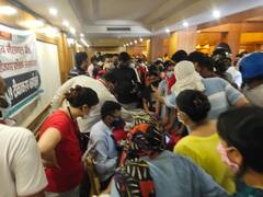 कोरोना वैक्सीन लेने पहुंचे थे बैंककर्मी, व्यवस्था देख सरकार पर भड़के; कहा- सक्षम नहीं हैं, तो पैसे ले लें