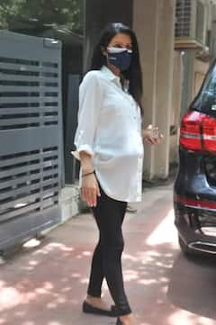 Pregnant Geeta Basra Pics: দ্বিতীয় সন্তানের মা হতে চলেছেন গীতা বসরা, স্বামী হরভজনের সঙ্গে দেখা গেল ক্লিনিকের বাইরে