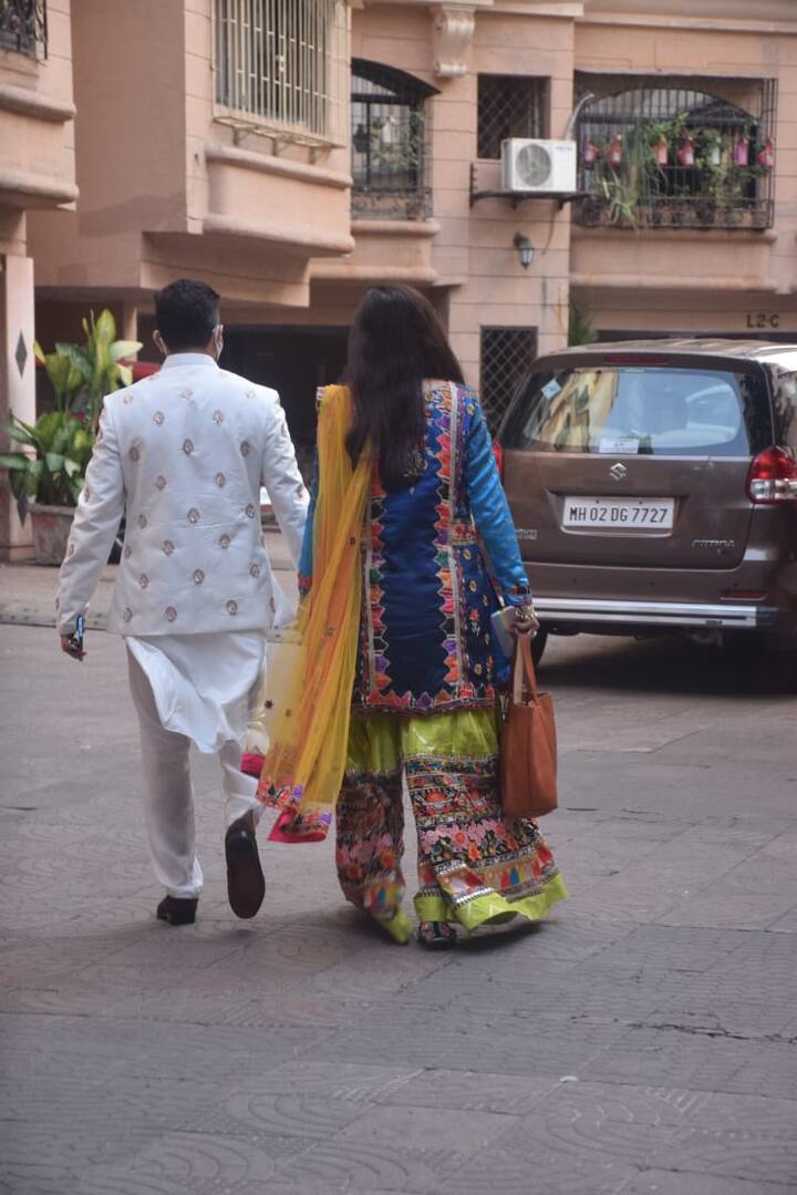 शरारा के साथ गौहार ने मैचिंग पंजाबी जूती कैरी की और बालों को खुला छोड़ा था जिससे उनके स्टाइल में जबरदस्त तड़का लग गया.