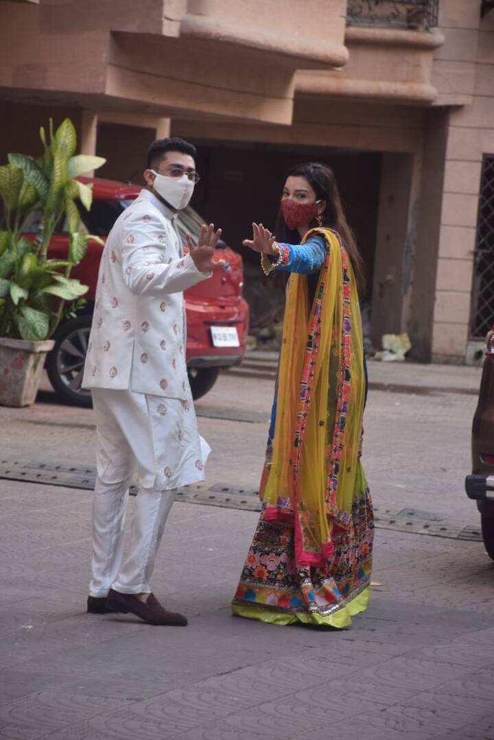 इस दौरान गौहर ने मल्टी कलर शरारा पहना हुआ था जिसमें वो वाकई काफी खूबसूरत लग रही थीं. वहीं बात करें ज़ैद दरबार की तो वो ईद के खास मौके पर ऑफ व्हाइट सिल्क कुर्ता पाजामा और सरगी में नज़र आए.