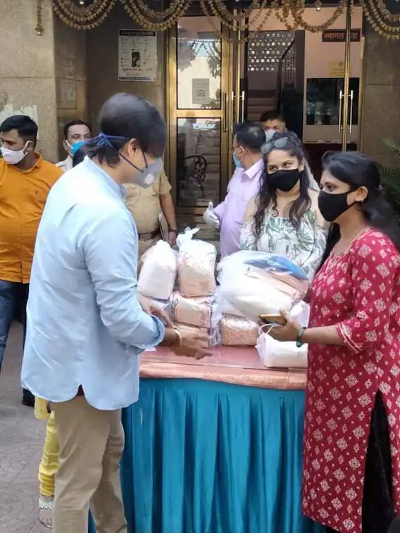 મુંબઇઃ બૉલીવુડ અભિનેતા વિવેક ઓબેરૉય એક્ટિંગ ઉપરાંત પોતાના સામાજિક કામો માટે પણ જાણીતો છે. તાજેતરમાં જ તે મુંબઇ પોલીસ અને એક એનજીઓ તરફથી આયોજિત એક કાર્યક્રમમાં પહોંચ્યો હતો, અને અહીં તેને જરૂરિયાત મંદો, નિસહાય ગરીબો અને મજૂરોને અનાજ વહેંચ્યુ હતુ. જુઓ તસવીરો...