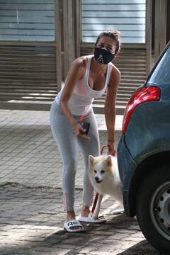 अपने Pet को घुमाने निकलीं Malaika Arora, इस बार तस्वीरें देख चकरा गया लोगों का सिर