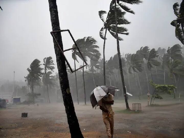 தாக்டே புயலால் வீசும் கடுமையான காற்று