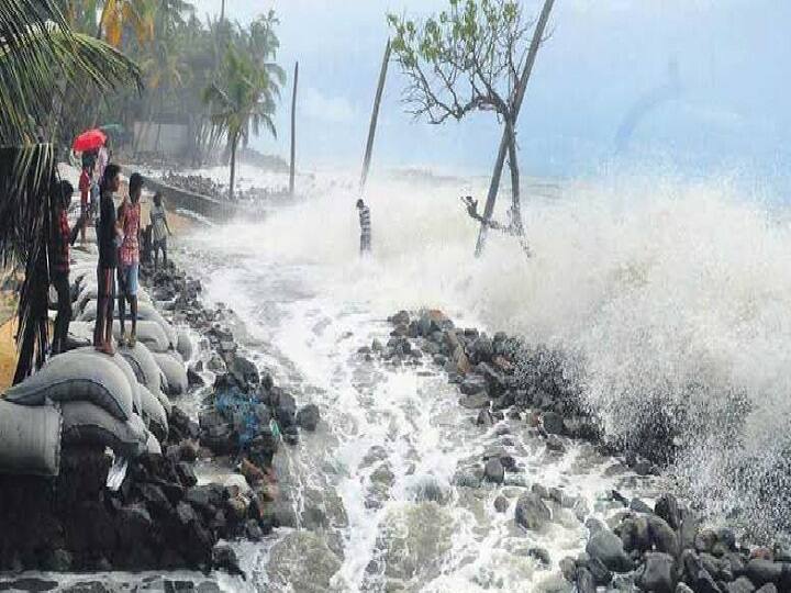 தாக்டே புயலால் கொந்தளிக்கும் கடலை ஆபத்தை உணராமல் வேடிக்கை பார்க்கும் மக்கள்