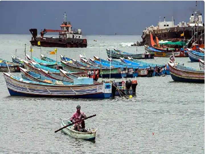 Meteorological department instructs Fishermen not to venture into sea due to Cyclone Tauktae Cyclone Tauktae : मच्छिमारांनी पुढील 3 दिवस समुद्रात जाऊ नये; हवामान विभागाच्या सूचना