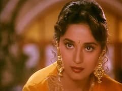 Madhuri Dixit Iconic Look: देखें माधुरी दीक्षित के बेस्ट ऑनस्क्रीन आइकॉनिक लुक, आज भी लड़कियां करती हैं कॉपी
