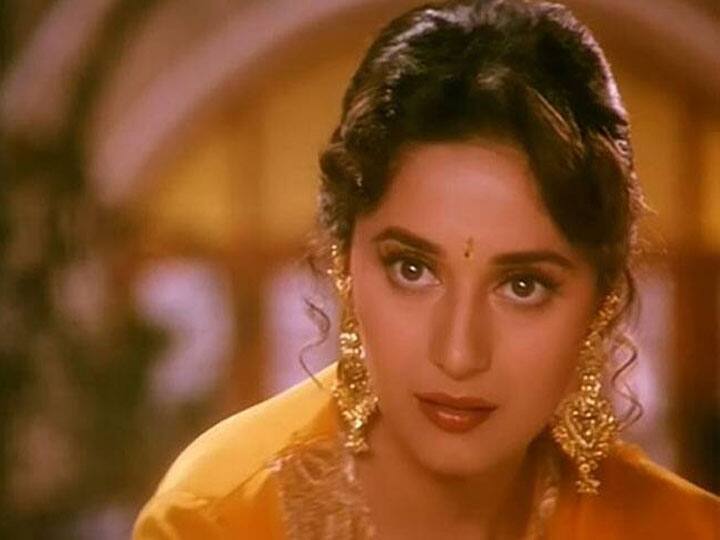 माधुरी दीक्षित (Madhuri Dixit), जो आज भी करती हैं दिलों पर राज और यकीन मानिए आज भी उनके जैसा कोई नहीं. उनकी एक्टिंग और डांस के चर्चे अक्सर होते रहते हैं लेकिन उन्होंने इंडस्ट्री को अपने आइकॉनिक लुक से भी दीवाना बना रखा है. यही कारण है कि आज भी लड़कियां उनके उन लुक्स को कॉपी करती हैं, जिनके लिए वो मशहूर हुईं. (फोटो - सोशल मीडिया)