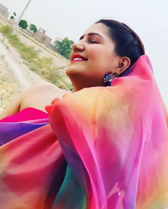 Sapna Choudhary ने करलफुल साड़ी में कराया फोटोशूट, अनोखे अंदाज में दिखा जलवा Sapna Choudhary ने करलफुल साड़ी में कराया फोटोशूट, अनोखे अंदाज में दिखा जलवा