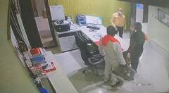 वर्ध्यात रुग्ण दगावल्याने नातेवाईकांकडून दवाखान्यात गोंधळ घालत डॉक्टरला शिवीगाळ, गाडीच्या काचा फोडल्या