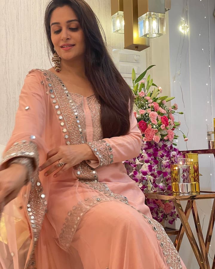 Dipika, who donned a ethnic outfit, completed her look with earrings. The 'Bigg Boss 12' winner celebrated the festival of Eid with her family members at their newly renovated house in Mumbai.