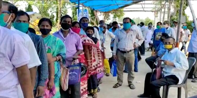 Covid-19 Vaccination Hooghly Goghat queue streched over a kilometer long no social distance Covid-19 Vaccination: ভ্যাকসিন নেওয়ার লাইন এক কিলোমিটার লম্বা! গোঘাটে দুর্ভোগ মানুষের