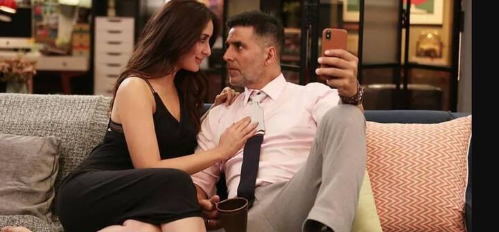 करीना ने कहा कि एक बार वो और अक्षय एक फिल्म की शूटिंग कर रहे थे और अक्षय ने उनका फोन उनसे छीन लिया और दूसरी बार कोशिश करने पर ही उन्होंने उनके फोन का पासवर्ड भी गेस कर लिया. इस इंटरव्यू के दौरान करीना ने और भी कई बातों पर खुलकर अपनी राय रखी थी.