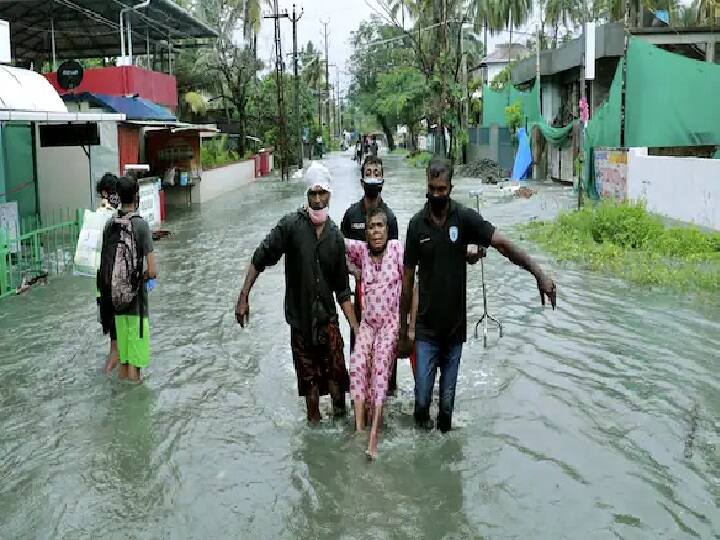 மழைவெள்ளத்தால் வீட்டில் சிக்கிய மூதாட்டியை மீட்டு செல்லும் தன்னார்ல்வலர்கள்