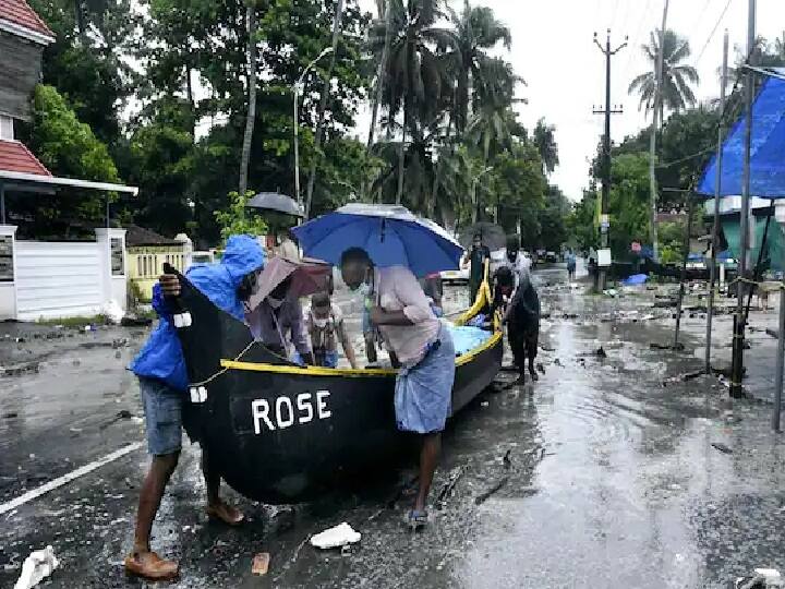 தாக்டே புயலால் பாதிக்கப்படும் என்பதால் பாதுகாப்பான இடத்திற்கு படகை எடுத்துச்செல்லும் நபர்கள்