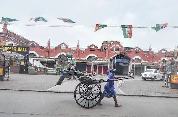 বিয়ের অনুষ্ঠানে ৫০ জনের বেশি আমন্ত্রিত নয়।সৎকারে ২০ জনের বেশি জমায়েত নয়।বিধিনিষেধ না মানলে মহামারী আইনে ব্যবস্থা নেওয়া হবে।
