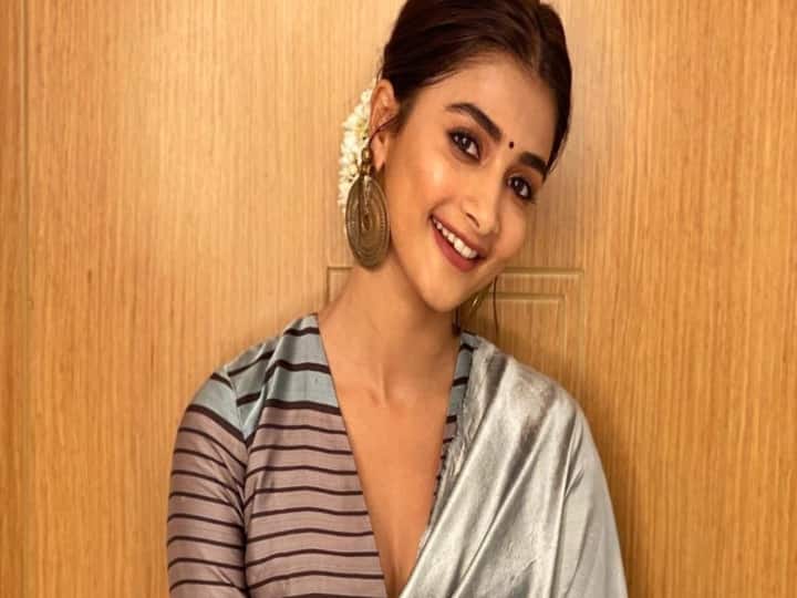 Actress Pooja Hedge teaches how to use Pulse oxymeter Actress Pooja Hedge: ஆக்சிமீட்டர் பயன்படுத்த கற்று தந்த நாயகி பூஜா ஹெக்டே