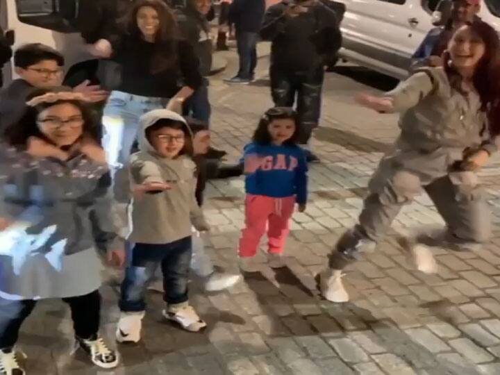 Nora Fatehi surrounded by children in the middle of the road and danced on her hit song watch this throwback video of her सड़क पर बच्चों से घिरी Nora Fatehi ने ऐसे हिलाई कमरिया, नन्हें शैतानों ने भी खूब दिया कंपटीशन, देखें Video