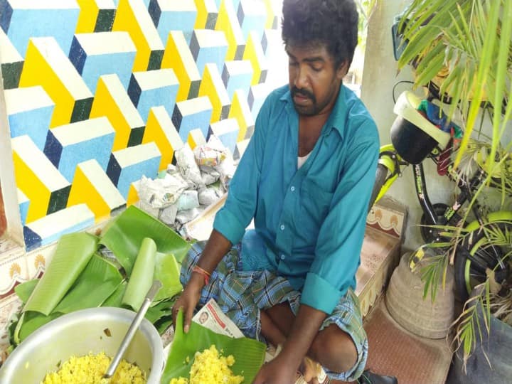 handicapped man support for public in lock down time Social Service : உணவில்லாதவர்களை தேடித் தேடி உணவளிக்கும் மாற்றுத்திறனாளி!