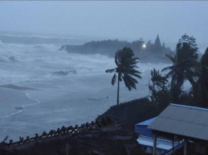 Tauktae to intensify as severe Cyclone and may hit Gujarat and Diu coast Tauktae Cyclone: தீவிர புயலாக மாறிய தாக்டே அடுத்த 24 மணி நேரத்தில் மேலும் தீவிரம் அடைகிறது! தயார் நிலையில் பேரிடர் மீட்பு குழுவினர்!