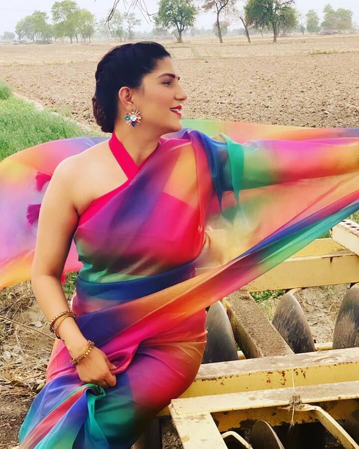 सपना ने एक नहीं बल्कि कई फोटोज शेयर की हैं और हर फोटो में उनके पोज अलग हैं. तस्वीरों में वो बेहद स्टाइलिश अवतार में नजर आ रही हैं.