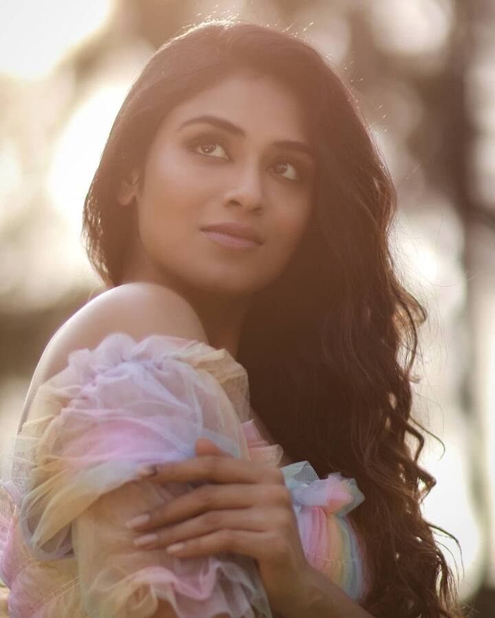 பூமிக்கும் வானுக்கும் விரிகின்ற தூரத்தை பூக்களில் நிரப்பட்டுமா பூக்களின் சாலையில் பூ உன்னை ஏந்தியே வானுக்கு நடக்கட்டுமா