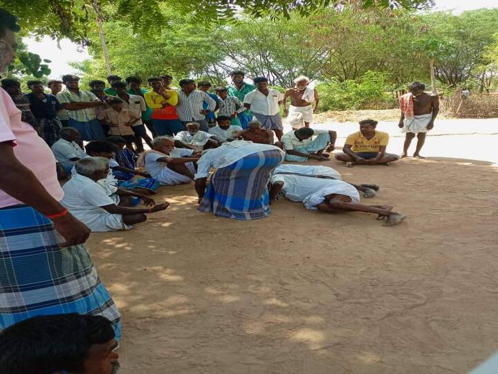 It is cruel to make Dalit people fall on their feet விழுப்புரம் அருகே தீண்டாமை: பட்டியலின மக்களை ஊர் பஞ்சாயத்தில் காலில் விழ வைத்து கொடுமை!