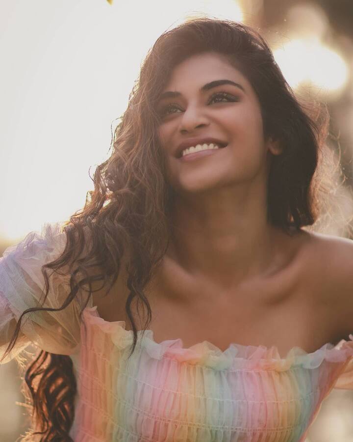 உன் புன்னகை நான் சேமிக்கின்ற செல்வம்மடி.. நீ இல்லையென்றால் நானும் இங்கே ஏழையடி