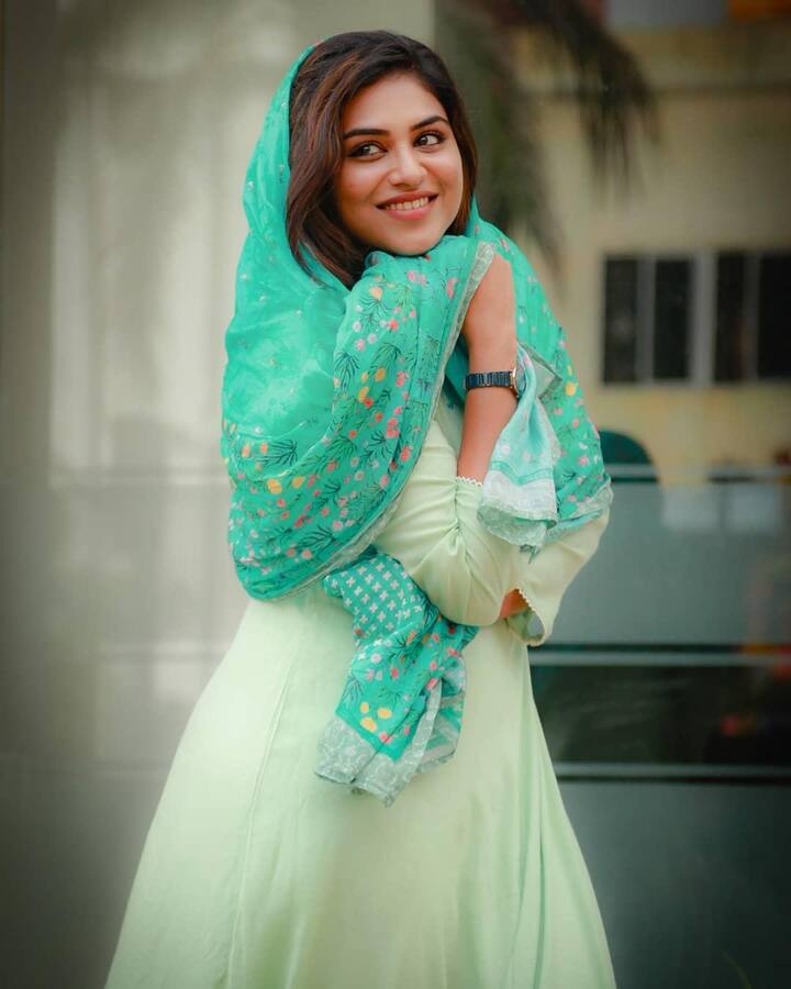 பாக்காத என்ன பாக்காத குத்தும் பார்வையால என்ன பாக்காத போகாத தள்ளி போகாத என்ன விட்டு விட்டு தள்ளி தள்ளி போகா