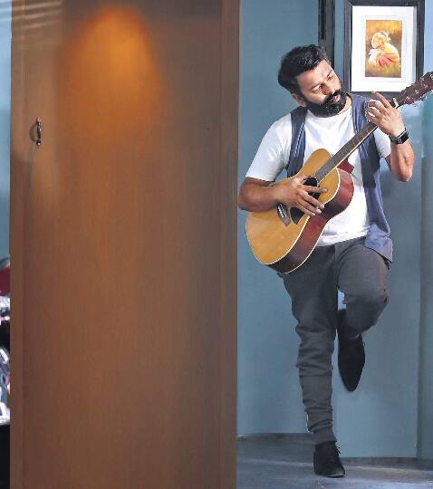 2013ஆம் ஆண்டு சூது கவ்வும் என்ற திரைப்படத்துக்கு இசையமைத்ததற்காக சிறந்த பின்னணி இசைக்கான ஒரு விருதை வென்றார்.
