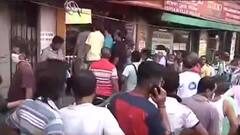 WB New Corona Guidelines: দূরত্ববিধি শিকেয়, রাজ্যজুড়ে কার্যত লকডাউনের আগে মদের দোকানে লম্বা লাইন