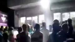 WB Strict Corona Guideline: মদের দোকানে উপচে পড়া ভিড়, হুড়োহুড়ি, পরিস্থিতি নিয়ন্ত্রণে লাঠিচার্জ পুলিশের