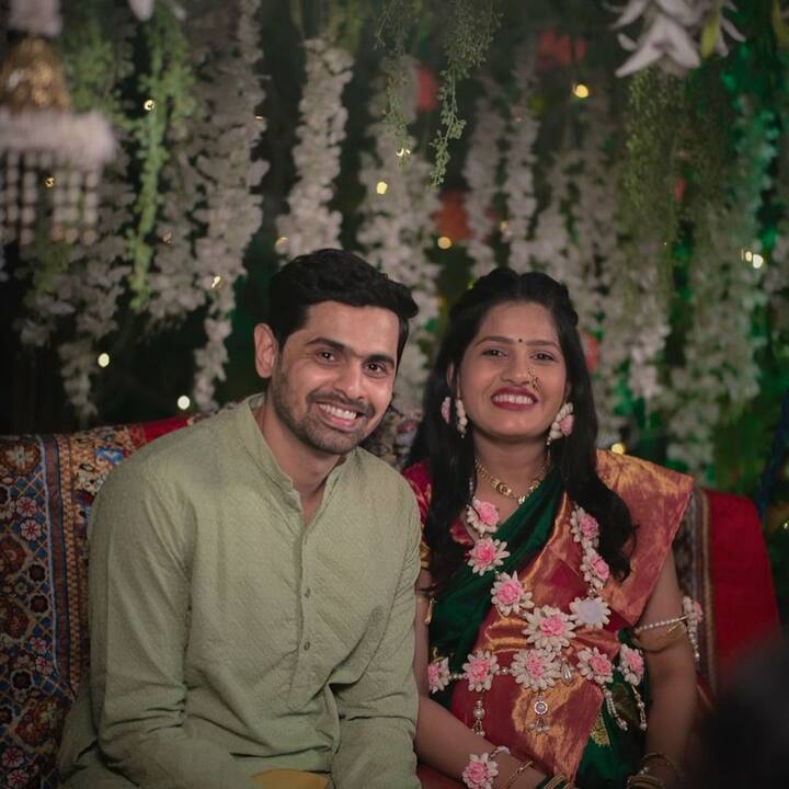 पत्नीसोबतचे काही फोटो पोस्ट करताना आरोहने त्याचं हे सुरेख नातं सर्वांच्याच भेटीला आणलं.
