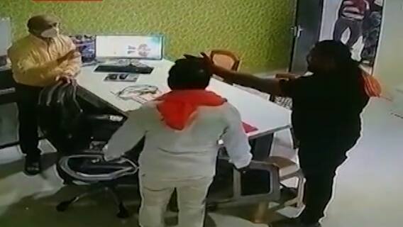 Attack on Doctor : वर्ध्यात उपचार न मिळाल्यामुळे रागात डॉक्टरांना शिवीगाळ,धक्काबुक्की,गाडीची तोडफोड