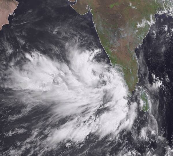 যার মধ্যে ২৪ বাহিনীকে ইতিমধ্যেই মোতায়েন করা হয়েছে সংশ্লিষ্ট রাজ্যে। ২৯ বাহিনীকে পরিস্থিতি বুঝে মোতায়েন করা হবে। গতকাল, শুক্রবার এনডিআরএফ প্রধান ট্য়ুইট করে এই খবর জানিয়েছেন।
