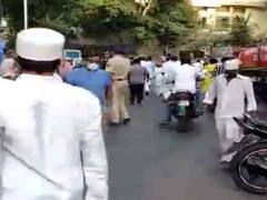 कोरोना नियमों का उल्लंघन कर पढ़ी नमाज, 50 लोगों के खिलाफ मामला दर्ज