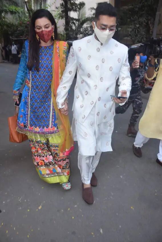 ਈਦ ਮੌਕੇ ਜਿੱਥੇ ਸਿਤਾਰਿਆਂ ਨੇ ਆਪਣੇ ਚਾਹੁਣ ਵਾਲਿਆਂ ਨੂੰ ਮੁਬਾਰਕਬਾਦ ਦਿੱਤੀ ਤਾਂ ਉੱਥੇ ਹੀ ਕਰਫਿਊ ਦੇ ਬਾਵਜੂਦ ਆਪਣੇ ਪਰਿਵਾਰ ਨੂੰ ਮਿਲਣ ਵੀ ਪਹੁੰਚੇ। ਗੌਹਰ ਖਾਨ ਆਪਣੇ ਪਤੀ ਜ਼ੈਦ ਦਰਬਾਰ ਦੇ ਨਾਲ ਸਹੁਰੇ ਘਰ ਦੇ ਬਾਹਰ ਸਪੌਟ ਹੋਈ।